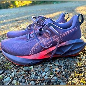 Women’s ASICS 9.5 NEVER WORN